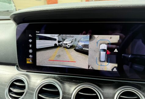 Reversing camera and parking display inside a taxi fleet vehicle Reversing camera and parking display inside a taxi fleet vehicle